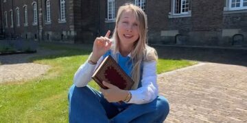 Schrijf een korte en pakkende titel in het Nederlands op basis van de onderstaande Facebooktekst: 900 jaar geschiedenis en toch is Rolduc nog steeds van nu. Dit Limburgse erfgoed in Kerkrade is het grootste abdijcomplex in de Benelux en het staat in de top 100 van UNESCO-monumenten in Nederland. Abdijcomplex Rolduc vertelt het verhaal van Limburg. De stenen, de ruimtes, de stilte… als je er loopt adem je de eeuwen aan cultuur en geschiedenis in.  Kloosters, kerken, kastelen, molens en boerderijen maken de rijke geschiedenis van onze provincie zichtbaar. Rolduc in Kerkrade is daarvan een bruisend voorbeeld. Erfgoed is van ons allemaal. Samen houden we het levend..    Gebruik normale Nederlandse hoofdletterregels:   – Begin de titel met een hoofdletter.   – Gebruik hoofdletters bij plaatsnamen of namen van personen.   – Schrijf de rest van de titel zoals gebruikelijk, zonder onnodige hoofdletters.  Geef alleen de titel terug. Geen uitleg of extra tekst.