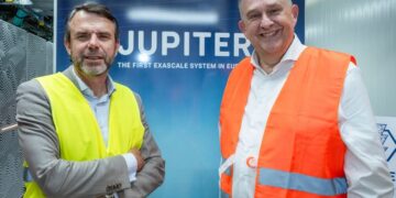 Schrijf een korte en pakkende titel in het Nederlands op basis van de onderstaande Facebooktekst: Vlak over onze grens mochten we een kijkje nemen bij JUPITER, de snelste computer van Europa. Deze supercomputer voert vanuit Jülich grensverleggende onderzoeken en wetenschappelijke simulaties uit met AI. Samen met een innovatief ecosysteem als Brightlands en de Einstein Telescope is de potentie van de Euregio Maas-Rijn niet meer te ontkennen! Dit worden misschien wel een paar van de beste schrijvers van Limburg! Glunderend lazen Jur en Renske hun verhalen voor bij mij op kantoor. Zo kunnen schrijven is zeker wat om trots op te zijn en dan ook nog eens op twaalfjarige leeftijd een boek uitbrengen? Jur doet het gewoon! Tijdens de Robur-bedrijvendag kregen we de kans om rond te kijken op landgoed Beijlshof waar een van de oudste boerderijen van de gemeente Leudal staat. De boerderij is een van de vele projecten die met hulp van Robur wordt gerestaureerd. Al bijna dertig jaar bundelen inmiddels meer dan 100 Limburgse bedrijven via de stichting hun krachten om onze natuur en erfgoed te beschermen. Een prachtige manier om verschil te maken. Aan tafel bij Ingo Gerhartz, de commandant van het hoofdkantoor van de NAVO. In Brunssum staat al 70 jaar het operationele centrum van de organisatie. Met reden dan ook dat volgende week de Duitse bondspresident en onze koning op bezoek komen. Als het aan Ingo ligt komt dat helemaal goed! Als de veiligheid van mensen in gevaar komt, is er geen ruimte voor besluiteloosheid. Een duidelijke boodschap die klonk op de Dag van de Noodbevoegdheden. In een wereld waar polarisatie steeds verder groeit, moeten we goed voorbereid zijn. In Roermond gingen we er met elkaar over in gesprek. Een leerzame dag. Eind deze maand is het World Dance Festival in Brunssum. Vier dagen lang kun je hier genieten van muziek en dans van over de hele wereld. Ik heb al even kennis mogen maken met Ron en René, de organisatoren van inmiddels een van de grootste folkloristische dansfestivals van het land en ben alvast enthousiast. Een prachtig initiatief op de markt in Gennep. Vier koren gaven, ondanks de hoge temperaturen, alles wat ze in zich hadden om geld in te zamelen voor kinderen in oorlogssituaties. Het is belangrijk dat we in deze tijden niet wegkijken, maar juist in actie komen voor hen die het zo hard nodig hebben. Enkele kilometers van mijn oude woning in Sambeek vond de tiende editie plaats van Proatspektakel Alle Minse. Samen met tafelheren Joan van Dijk en Vin Baltussen keken we terug op mijn tijd in Boxmeer en sloten we op gezellige wijze het Free Stone Festijn af..    Gebruik normale Nederlandse hoofdletterregels:   – Begin de titel met een hoofdletter.   – Gebruik hoofdletters bij plaatsnamen of namen van personen.   – Schrijf de rest van de titel zoals gebruikelijk, zonder onnodige hoofdletters.  Geef alleen de titel terug. Geen uitleg of extra tekst.