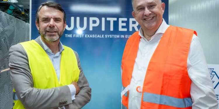 Schrijf een korte en pakkende titel in het Nederlands op basis van de onderstaande Facebooktekst: Vlak over onze grens mochten we een kijkje nemen bij JUPITER, de snelste computer van Europa. Deze supercomputer voert vanuit Jülich grensverleggende onderzoeken en wetenschappelijke simulaties uit met AI. Samen met een innovatief ecosysteem als Brightlands en de Einstein Telescope is de potentie van de Euregio Maas-Rijn niet meer te ontkennen! Dit worden misschien wel een paar van de beste schrijvers van Limburg! Glunderend lazen Jur en Renske hun verhalen voor bij mij op kantoor. Zo kunnen schrijven is zeker wat om trots op te zijn en dan ook nog eens op twaalfjarige leeftijd een boek uitbrengen? Jur doet het gewoon! Tijdens de Robur-bedrijvendag kregen we de kans om rond te kijken op landgoed Beijlshof waar een van de oudste boerderijen van de gemeente Leudal staat. De boerderij is een van de vele projecten die met hulp van Robur wordt gerestaureerd. Al bijna dertig jaar bundelen inmiddels meer dan 100 Limburgse bedrijven via de stichting hun krachten om onze natuur en erfgoed te beschermen. Een prachtige manier om verschil te maken. Aan tafel bij Ingo Gerhartz, de commandant van het hoofdkantoor van de NAVO. In Brunssum staat al 70 jaar het operationele centrum van de organisatie. Met reden dan ook dat volgende week de Duitse bondspresident en onze koning op bezoek komen. Als het aan Ingo ligt komt dat helemaal goed! Als de veiligheid van mensen in gevaar komt, is er geen ruimte voor besluiteloosheid. Een duidelijke boodschap die klonk op de Dag van de Noodbevoegdheden. In een wereld waar polarisatie steeds verder groeit, moeten we goed voorbereid zijn. In Roermond gingen we er met elkaar over in gesprek. Een leerzame dag. Eind deze maand is het World Dance Festival in Brunssum. Vier dagen lang kun je hier genieten van muziek en dans van over de hele wereld. Ik heb al even kennis mogen maken met Ron en René, de organisatoren van inmiddels een van de grootste folkloristische dansfestivals van het land en ben alvast enthousiast. Een prachtig initiatief op de markt in Gennep. Vier koren gaven, ondanks de hoge temperaturen, alles wat ze in zich hadden om geld in te zamelen voor kinderen in oorlogssituaties. Het is belangrijk dat we in deze tijden niet wegkijken, maar juist in actie komen voor hen die het zo hard nodig hebben. Enkele kilometers van mijn oude woning in Sambeek vond de tiende editie plaats van Proatspektakel Alle Minse. Samen met tafelheren Joan van Dijk en Vin Baltussen keken we terug op mijn tijd in Boxmeer en sloten we op gezellige wijze het Free Stone Festijn af..    Gebruik normale Nederlandse hoofdletterregels:   – Begin de titel met een hoofdletter.   – Gebruik hoofdletters bij plaatsnamen of namen van personen.   – Schrijf de rest van de titel zoals gebruikelijk, zonder onnodige hoofdletters.  Geef alleen de titel terug. Geen uitleg of extra tekst.