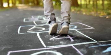 Schrijf een korte en pakkende titel in het Nederlands op basis van de onderstaande Facebooktekst: ⛳Morgen is het Buitenspeeldag! Ook in Brunssum kun je op diverse plekken terecht voor een gezellige buitenspeelmiddag: Brunssum Noord  In de speeltuin van de Kling (Klingbemden) is vanaf 13.00 uur allerlei leuks te doen! Brunssum Oost In de Schuttersstraat 62 zijn tot 17:00 uur activiteiten gepland, neem vooral een kijkje! Brunssum Zuid Buurtnetwerk Zuid organiseert voor het 3e jaar op rij de Buitenspeeldag van 13.30-16.30 uur op het Limburgiaplantsoen. Met springkussens, een stormbaan, schminken, skelters/fietsjes, bellenblaasclown Esther, spellen en eten/drinken. GRATIS toegang!  Brunssum West Van 13.00 tot 16.00 uur zijn er activiteiten op het Orionplein, zoals een stormbaan, er wordt geschminkt en er zullen verschillende leuke spelletjes zijn en er is voor ieder kind iets lekkers! Brunssum centrum De buitenspeeldag van het centrum is van 14.00-17.00 uur op ’t Poeltje. Met schminken en glittertattoos..    Gebruik normale Nederlandse hoofdletterregels:   – Begin de titel met een hoofdletter.   – Gebruik hoofdletters bij plaatsnamen of namen van personen.   – Schrijf de rest van de titel zoals gebruikelijk, zonder onnodige hoofdletters.  Geef alleen de titel terug. Geen uitleg of extra tekst.