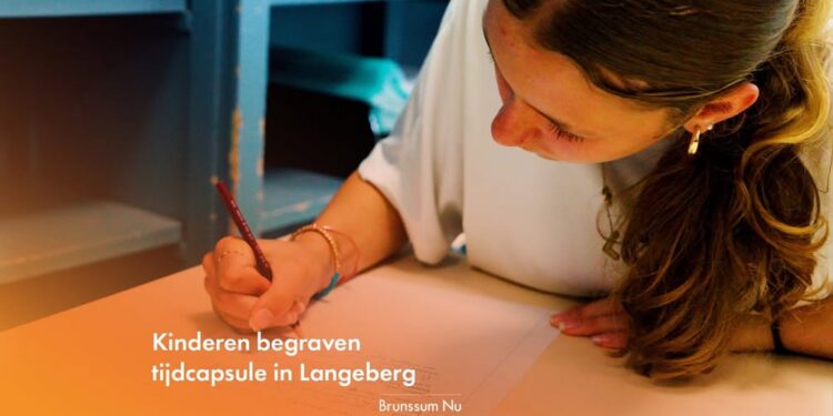 Schrijf een korte en pakkende titel in het Nederlands op basis van de onderstaande Facebooktekst: Kinderen begraven tijdcapsule in Langeberg De wijk Langeberg bestaat dit jaar één eeuw. Een mooi moment om stil te staan bij het verleden en de toekomst. Om de jongste bewoners te laten ervaren dat ook zij deel uitmaken van de geschiedenis van hun wijk, vulden leerlingen van basisschool Langeberg een eigen tijdcapsule. Daarin stopten ze brieven gericht aan hun toekomstige zelf en spulletjes met een persoonlijke betekenis. Als de tijdcapsule gevuld is, wordt hij begraven, om over tien jaar weer opgegraven te worden. De leerlingen zijn er dan zelf bij wanneer de capsule wordt geopend en ze de geschiedenis terugzien die ze hebben meegegeven.. Gebruik normale Nederlandse hoofdletterregels: – Begin de titel met een hoofdletter. – Gebruik hoofdletters bij plaatsnamen of namen van personen. – Schrijf de rest van de titel zoals gebruikelijk, zonder onnodige hoofdletters. Geef alleen de titel terug. Geen uitleg of extra tekst.