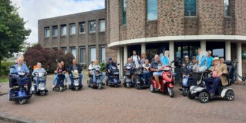 Schrijf een korte en pakkende titel in het Nederlands op basis van de onderstaande Facebooktekst: 𝐆𝐚 𝐦𝐞𝐞 𝐦𝐞𝐭 𝐝𝐞 𝐬𝐜𝐨𝐨𝐭𝐦𝐨𝐛𝐢𝐞𝐥𝐭𝐨𝐜𝐡𝐭 𝐢𝐧 𝐁𝐞𝐞𝐤𝐝𝐚𝐞𝐥𝐞𝐧! Na het succes van voorgaande jaren organiseert de gemeente Beekdaelen samen met Veilig Verkeer Nederland opnieuw een gezellige én leerzame scootmobieltocht door onze gemeente 🚦 Omdat Beekdaelen groot is en veel scootmobielgebruikers telt, zijn er dit jaar weer drie verschillende tochten (vertrek om 14.00 uur): • 15 juli – Nuth (start: gemeentehuis Nuth) • 22 juli – Schinnen (start: gemeentehuis Schinnen) • 29 juli – Schinveld (start: voormalig gemeentehuis Schinveld) We verzamelen telkens vóór 14.00 uur. De tochten duren ongeveer 2,5 tot 3 uur en gaan over verharde paden en wegen. Onderweg is er een gezellige pauze met een hapje en drankje ☕️  Hulpmiddelenleverancier Meyra is dit jaar helaas niet aanwezig tijdens de tocht en zijn uitsluitend oproepbaar bij spoed. 𝐌𝐞𝐞𝐝𝐨𝐞𝐧? 𝐌𝐞𝐥𝐝 𝐣𝐞 𝐚𝐚𝐧 𝐯𝐢𝐚: Mw. Isel Weijenberg 06-51760328 / Dhr. Herman Palm 06-27570273 Of per mail via beekdaelen@vvnregio.nl (vermeld de gewenste datum).    Gebruik normale Nederlandse hoofdletterregels:   – Begin de titel met een hoofdletter.   – Gebruik hoofdletters bij plaatsnamen of namen van personen.   – Schrijf de rest van de titel zoals gebruikelijk, zonder onnodige hoofdletters.  Geef alleen de titel terug. Geen uitleg of extra tekst.
