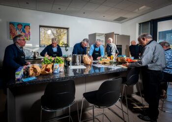 Schrijf een korte en pakkende titel in het Nederlands op basis van de onderstaande Facebooktekst: 𝗩𝗿𝗶𝗷𝘄𝗶𝗹𝗹𝗶𝗴𝗲𝗿𝘀 𝗴𝗲𝘇𝗼𝗰𝗵𝘁 𝘃𝗼𝗼𝗿 𝗱𝗲 𝗕𝘂𝗿𝗴𝗲𝗿𝗶𝗷 Met regelmaat zijn wij op zoek naar vrijwilligers voor het Buddyteam, de TaalClub, de Hoeskamers, de Buurt- en Boodschappenbus en voor de andere activiteiten van de Burgerij. Maar liefst 145 vrijwilligers zorgen ervoor dat er elke dag leuke activiteiten zijn in de Burgerij en bezorgen daarmee honderden inwoners een leuke of nuttige dag! Iets doen voor een ander voelt goed. En het is vooral heel gezellig, het geeft zelfvertrouwen en zorgt voor structuur.   Ben jij je aan het oriënteren op  vrijwilligerswerk? Neem contact op met de InfoBalie, via 06 1303 14 72 of via burgerij@voerendaal.nl. Dan plannen we een afspraak. Telefonisch of onder het genot van een kopje koffie vertel je over jezelf. Jouw kennis, interesses en vaardigheden. De Burgerij biedt veel verschillende mogelijkheden. Er is vast een mooie match!  Bekijk hier alle actuele vacatures: www.voerendaal.nl/vacaturesvrijwilligersburgerij of lees de interviews met vrijwilligers die vertellen waarom zij dit werk graag doen: www.voerendaal.nl/burgerij/vrijwilligers-in-de-burgerij.    Gebruik normale Nederlandse hoofdletterregels:   – Begin de titel met een hoofdletter.   – Gebruik hoofdletters bij plaatsnamen of namen van personen.   – Schrijf de rest van de titel zoals gebruikelijk, zonder onnodige hoofdletters.  Geef alleen de titel terug. Geen uitleg of extra tekst.