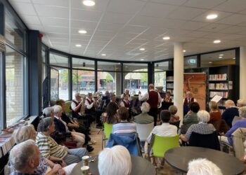 Schrijf een korte en pakkende titel in het Nederlands op basis van de onderstaande Facebooktekst: Zomerfestival Voerendaal bij Burgerij gemeente VoerendaalTERUGBLIK HEIMATFREUDE Tijdens de Hoeskamer van de Burgerij nam het Senioren Orkest Voerendaal onder leiding van Ger Delahaije het even over. Lichte muziek met schwung van allerlei aard. Een gezellige muzikale middag – zoals altijd met het Senioren Orkest – met onder andere Ein kleines Rendezvous, Auf der Vogelwiese, Polka ins Glรผck en Ramona. In de pauze koffie/thee en een koekje van de dames van de Burgerij en na afloop werden de gasten getrakteerd op koffie en vlaai door het Gehandicapten Zorgvragers Platvorm Voerendaal bij de De Koffiemuuรจle. Heerlijk! #zomerfestivalvoerendaal #zomerfestival #voerendaal #deburgerij #muziek #repertoire #dirigent #hoeskamer #orkest #concert #seniorenorkest #muzikanten De Burgerij gemeente Voerendaal. Gebruik normale Nederlandse hoofdletterregels: โ Begin de titel met een hoofdletter. โ Gebruik hoofdletters bij plaatsnamen of namen van personen. โ Schrijf de rest van de titel zoals gebruikelijk, zonder onnodige hoofdletters. Geef alleen de titel terug. Geen uitleg of extra tekst.