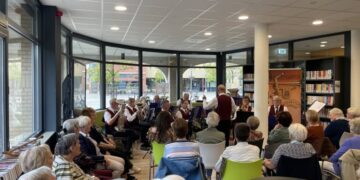 Schrijf een korte en pakkende titel in het Nederlands op basis van de onderstaande Facebooktekst: Zomerfestival Voerendaal bij Burgerij gemeente VoerendaalTERUGBLIK HEIMATFREUDE Tijdens de Hoeskamer van de Burgerij nam het Senioren Orkest Voerendaal onder leiding van Ger Delahaije het even over. Lichte muziek met schwung van allerlei aard. Een gezellige muzikale middag – zoals altijd met het Senioren Orkest – met onder andere Ein kleines Rendezvous, Auf der Vogelwiese, Polka ins Glück en Ramona. In de pauze koffie/thee en een koekje van de dames van de Burgerij en na afloop werden de gasten getrakteerd op koffie en vlaai door het Gehandicapten Zorgvragers Platvorm Voerendaal bij de De Koffiemuuèle. Heerlijk! #zomerfestivalvoerendaal #zomerfestival #voerendaal #deburgerij #muziek #repertoire #dirigent #hoeskamer #orkest #concert #seniorenorkest #muzikanten  De Burgerij gemeente Voerendaal.    Gebruik normale Nederlandse hoofdletterregels:   – Begin de titel met een hoofdletter.   – Gebruik hoofdletters bij plaatsnamen of namen van personen.   – Schrijf de rest van de titel zoals gebruikelijk, zonder onnodige hoofdletters.  Geef alleen de titel terug. Geen uitleg of extra tekst.