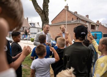 Schrijf een korte en pakkende titel in het Nederlands op basis van de onderstaande Facebooktekst: 𝐍𝐢𝐞𝐮𝐰 𝐰𝐚𝐭𝐞𝐫𝐭𝐚𝐩𝐩𝐮𝐧𝐭 𝐠𝐞𝐨𝐩𝐞𝐧𝐝 𝐛𝐢𝐣 𝐂𝐫𝐮𝐲𝐟𝐟 𝐂𝐨𝐮𝐫𝐭 𝐌𝐨𝐥𝐞𝐧𝐛𝐞𝐫𝐠 Vandaag is het nieuwe watertappunt bij Cruyff Court Molenberg officieel geopend in aanwezigheid van wethouder Gelderblom en wethouder Janssen. Een mooie en praktische voorziening voor de wijk, zodat jong en oud tijdens het sporten, spelen of bewegen altijd gemakkelijk een flesje kunnen vullen met fris drinkwater. Zeker tijdens hitte is voldoende water drinken belangrijk. Daarom is een toegankelijk watertappunt in de wijk een waardevolle aanvulling, die helpt om ook op warme dagen gehydrateerd te blijven en het hoofd koel te houden. Tijdens de opening vertelden de kinderen waarom sporten volgens hen belangrijk is. Het draagt bij aan een gezonde leefstijl, veel plezier samen in de buurt én natuurlijk aan een mooie ‘sixpack’! 😉 Des te mooier dat er nu een watertappunt beschikbaar is bij het voetbal- en speelveldje van Cruyff Court Molenberg. Maak er vooral gebruik van en blijf lekker in beweging!.    Gebruik normale Nederlandse hoofdletterregels:   – Begin de titel met een hoofdletter.   – Gebruik hoofdletters bij plaatsnamen of namen van personen.   – Schrijf de rest van de titel zoals gebruikelijk, zonder onnodige hoofdletters.  Geef alleen de titel terug. Geen uitleg of extra tekst.