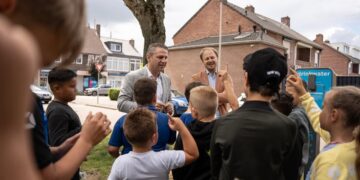 Schrijf een korte en pakkende titel in het Nederlands op basis van de onderstaande Facebooktekst: 𝐍𝐢𝐞𝐮𝐰 𝐰𝐚𝐭𝐞𝐫𝐭𝐚𝐩𝐩𝐮𝐧𝐭 𝐠𝐞𝐨𝐩𝐞𝐧𝐝 𝐛𝐢𝐣 𝐂𝐫𝐮𝐲𝐟𝐟 𝐂𝐨𝐮𝐫𝐭 𝐌𝐨𝐥𝐞𝐧𝐛𝐞𝐫𝐠 Vandaag is het nieuwe watertappunt bij Cruyff Court Molenberg officieel geopend in aanwezigheid van wethouder Gelderblom en wethouder Janssen. Een mooie en praktische voorziening voor de wijk, zodat jong en oud tijdens het sporten, spelen of bewegen altijd gemakkelijk een flesje kunnen vullen met fris drinkwater. Zeker tijdens hitte is voldoende water drinken belangrijk. Daarom is een toegankelijk watertappunt in de wijk een waardevolle aanvulling, die helpt om ook op warme dagen gehydrateerd te blijven en het hoofd koel te houden. Tijdens de opening vertelden de kinderen waarom sporten volgens hen belangrijk is. Het draagt bij aan een gezonde leefstijl, veel plezier samen in de buurt én natuurlijk aan een mooie ‘sixpack’! 😉 Des te mooier dat er nu een watertappunt beschikbaar is bij het voetbal- en speelveldje van Cruyff Court Molenberg. Maak er vooral gebruik van en blijf lekker in beweging!. Gebruik normale Nederlandse hoofdletterregels: – Begin de titel met een hoofdletter. – Gebruik hoofdletters bij plaatsnamen of namen van personen. – Schrijf de rest van de titel zoals gebruikelijk, zonder onnodige hoofdletters. Geef alleen de titel terug. Geen uitleg of extra tekst.