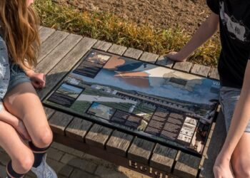Schrijf een korte en pakkende titel in het Nederlands op basis van de onderstaande Facebooktekst: Alsof je zó het Romeinse verleden binnenwandelt… In Abdij Hotel Rolduc zijn zondag 14 juni dertien nieuwe luisterwandelingen langs de Via Belgica officieel geopend. Langs deze oude Romeinse weg wandel je niet alleen door Limburg, maar ook door de tijd. De route liep ooit van Boulogne-sur-Mer naar Keulen en voerde in Nederlands-Limburg onder andere langs Maastricht, Meerssen, Valkenburg, Voerendaal, Heerlen en Landgraaf.  Met de gratis Via Belgica-app ontdek je bijzondere archeologische plekken in Zuid-Limburg en de Euregio. Historische personages nemen je mee terug in de tijd en laten zien hoe sterk het Romeinse verleden nog altijd verbonden is met het Limburg van vandaag. Beleef het zelf: download de app via viabelgica.nl. Meer lezen? bit.ly/4eKSINa.    Gebruik normale Nederlandse hoofdletterregels:   – Begin de titel met een hoofdletter.   – Gebruik hoofdletters bij plaatsnamen of namen van personen.   – Schrijf de rest van de titel zoals gebruikelijk, zonder onnodige hoofdletters.  Geef alleen de titel terug. Geen uitleg of extra tekst.