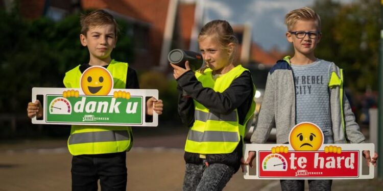 Schrijf een korte en pakkende titel in het Nederlands op basis van de onderstaande Facebooktekst: Snelheidsactie in de Servatiusstraat – help jij ook mee?🚦🚗 Op 1 juli staat de Servatiusstraat in Brunssum in het teken van verkeersveiligheid. Voor deze snelheidsactie zoekt de Provincie Limburg nog buurtbewoners die willen meehelpen met de VVN‑snelheidsmeting en het verspreiden van VVN‑50 km/u‑stickers in de buurt. Tijden & exacte locaties: 13.30 – 14.00 uur: begin Servatiusstraat, huisnummer 1 t/m 26 14.30 – 15.00 uur: halverwege Servatiusstraat, huisnummer 27 t/m 60 15.30 – 16.00 uur: einde Servatiusstraat, huisnummer 61 t/m 86 Kom langs en help mee! Aanmelden is niet nodig, kinderen en volwassenen kunnen meedoen. Samen zorgen we voor meer bewustwording én een veiligere leefomgeving.. Gebruik normale Nederlandse hoofdletterregels: – Begin de titel met een hoofdletter. – Gebruik hoofdletters bij plaatsnamen of namen van personen. – Schrijf de rest van de titel zoals gebruikelijk, zonder onnodige hoofdletters. Geef alleen de titel terug. Geen uitleg of extra tekst.