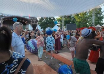 Maak een aansprekende titel bij dit bericht. Plaats geen andere tekst in de titel.Parade Brunssum geniet mee van deze prachtige sfeerbeelden van Cameraman Limburg. Een kleine indruk van Dag 1 avond van…