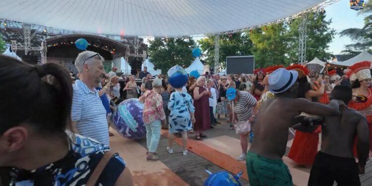 Maak een aansprekende titel bij dit bericht. Plaats geen andere tekst in de titel.Parade Brunssum geniet mee van deze prachtige sfeerbeelden van Cameraman Limburg. Een kleine indruk van Dag 1 avond van…