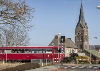 Schrijf een korte en pakkende titel in het Nederlands op basis van de onderstaande Facebooktekst: Kom naar de inloopavond over de Omgevingsvisie op 22 juli van 19.00 uur tot 21.00 uur Wat is de omgevingsvisie De Omgevingsvisie vormt het strategische beleidsdocument voor de fysieke leefomgeving voor de periode tot 2050. Het is een visie op hoofdlijnen voor de hele gemeente en gaat over onze woon- en leefomgeving en de mensen die daarin samenleven, werken, ondernemen en verblijven. Het gaat bijvoorbeeld over onderwerpen als woningbouw, economie, wegen en verkeer, water en bodem en verduurzaming. Maar ook thema’s als leefbaarheid, landschap, natuur en cultureel erfgoed komen aan de orde. Daarnaast gaat de visie in op onze verantwoordelijkheid voor de zorg en ondersteuning van onze inwoners en de voorzieningen die daarbij horen. Omdat veel onderwerpen met elkaar verband houden, kiezen we ervoor om in deze omgevingsvisie al deze opgaven en de verschillende domeinen met elkaar te verbinden in samenhangend beleid. Om hierover in gesprek te gaan, organiseert de gemeente een inloopavond op dinsdag 22 juli 2026 van 19.00 tot 21.00 uur in het gemeentehuis, Markt 1, 6369 AH in Simpelveld. Tijdens deze avond kunt u informatie krijgen, uw vragen stellen en uw ideeën of aandachtspunten op de visie delen. Aanmelden is niet nodig. Kijk voor meer informatie op onze website:.    Gebruik normale Nederlandse hoofdletterregels:   – Begin de titel met een hoofdletter.   – Gebruik hoofdletters bij plaatsnamen of namen van personen.   – Schrijf de rest van de titel zoals gebruikelijk, zonder onnodige hoofdletters.  Geef alleen de titel terug. Geen uitleg of extra tekst.