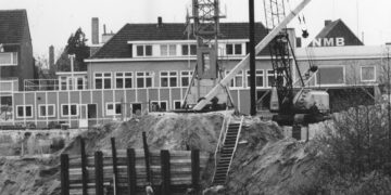 Maak een aansprekende titel bij dit bericht. Plaats geen andere tekst in de titel.Op vrijdag 15 februari 1974 vond de officiële opening plaats van het nieuwe gemeentehuis. Gouverneur, dr. C. van Rooy, w…