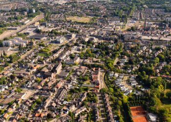 Schrijf een korte en pakkende titel in het Nederlands op basis van de onderstaande Facebooktekst: We zetten de volgende stap in de ontwikkeling van een sterk en toekomstbestendig warmtesysteem. De komende periode wordt in drie clusters verder gewerkt aan het warmtenet: Maastricht-Meerssen, Parkstad en de Westelijke Mijnstreek. Warmtenetten zijn een belangrijke oplossing voor duurzame verwarming van woningen en gebouwen. Ze helpen daarnaast ook om het elektriciteitsnet te ontlasten. Per gebied wordt onderzocht welke warmteoplossing het beste aansluit bij de lokale situatie, de warmtebehoefte en de kansen in het gebied. Wil je meer te weten komen over het warmtenet? Kijk dan op: https://bit.ly/4p5PQhm.    Gebruik normale Nederlandse hoofdletterregels:   – Begin de titel met een hoofdletter.   – Gebruik hoofdletters bij plaatsnamen of namen van personen.   – Schrijf de rest van de titel zoals gebruikelijk, zonder onnodige hoofdletters.  Geef alleen de titel terug. Geen uitleg of extra tekst.
