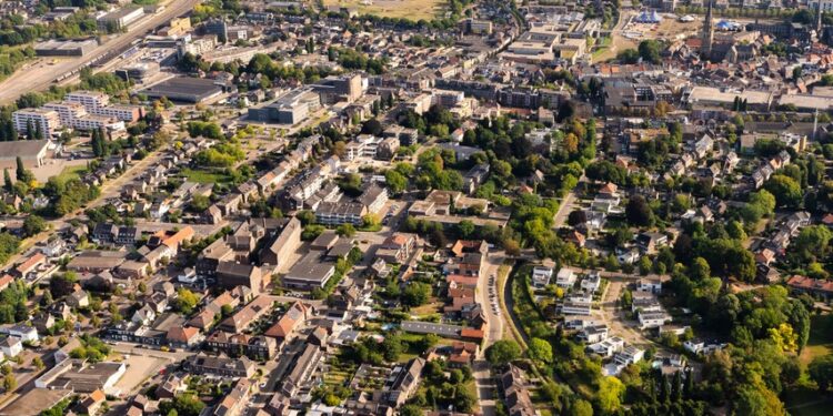 Schrijf een korte en pakkende titel in het Nederlands op basis van de onderstaande Facebooktekst: We zetten de volgende stap in de ontwikkeling van een sterk en toekomstbestendig warmtesysteem. De komende periode wordt in drie clusters verder gewerkt aan het warmtenet: Maastricht-Meerssen, Parkstad en de Westelijke Mijnstreek. Warmtenetten zijn een belangrijke oplossing voor duurzame verwarming van woningen en gebouwen. Ze helpen daarnaast ook om het elektriciteitsnet te ontlasten. Per gebied wordt onderzocht welke warmteoplossing het beste aansluit bij de lokale situatie, de warmtebehoefte en de kansen in het gebied. Wil je meer te weten komen over het warmtenet? Kijk dan op: https://bit.ly/4p5PQhm.    Gebruik normale Nederlandse hoofdletterregels:   – Begin de titel met een hoofdletter.   – Gebruik hoofdletters bij plaatsnamen of namen van personen.   – Schrijf de rest van de titel zoals gebruikelijk, zonder onnodige hoofdletters.  Geef alleen de titel terug. Geen uitleg of extra tekst.