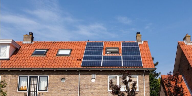Schrijf een korte en pakkende titel in het Nederlands op basis van de onderstaande Facebooktekst: Zonnepanelen en het einde van salderen\n☀️ 𝗛𝗲𝗯 𝗷𝗶𝗷 𝘇𝗼𝗻𝗻𝗲𝗽𝗮𝗻𝗲𝗹𝗲𝗻 𝗲𝗻 𝗹𝗼𝗼𝗽𝘁 𝗷𝗲 𝗲𝗻𝗲𝗿𝗴𝗶𝗲𝗰𝗼𝗻𝘁𝗿𝗮𝗰𝘁 𝗯𝗶𝗻𝗻𝗲𝗻𝗸𝗼𝗿𝘁 𝗮𝗳?  Let dan goed op. We zitten nu midden in 2026, en dit is het allerlaatste jaar waarin je nog voor de volle 100% mag salderen. Vanaf 1 januari 2027 stopt de salderingsregeling definitief. Als je nú in de zomer een nieuw energiecontract afsluit voor 1 of 2 jaar, loopt jouw contract dus door tot ná de wetswijziging. Energieleveranciers rekenen hier nu al mee in hun aanbiedingen en terugleverkosten. Dat maakt het vergelijken van contracten knap ingewikkeld. Waar moet je op letten? 👉 Hoeveel terugleverkosten betaal je per kilowattuur? 👉 Biedt een vast of variabel contract nu de meeste zekerheid? 👉 Hoeveel ga je straks écht betalen vanaf 2027? Het energieloket helpt je graag. Zij verkopen niks, maar geven gratis en onafhankelijk advies dat past bij jouw situatie. 🔗 Bereid je voor op 2027 en loop eens binnen bij de WoonWijzerWinkel Limburg!.    Gebruik normale Nederlandse hoofdletterregels:   – Begin de titel met een hoofdletter.   – Gebruik hoofdletters bij plaatsnamen of namen van personen.   – Schrijf de rest van de titel zoals gebruikelijk, zonder onnodige hoofdletters.  Geef alleen de titel terug. Geen uitleg of extra tekst.