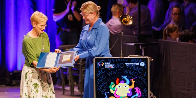 Schrijf een korte en pakkende titel in het Nederlands op basis van de onderstaande Facebooktekst: 🏛️ 𝗠𝗼𝗻𝘂𝗺𝗲𝗻𝘁𝗲𝗻𝘀𝗰𝗵𝗶𝗹𝗱 𝘃𝗼𝗼𝗿 𝗥𝗼𝗱𝗮𝗵𝗮𝗹 𝘁𝗶𝗷𝗱𝗲𝗻𝘀 𝗷𝘂𝗯𝗶𝗹𝗲𝘂𝗺𝗲𝗱𝗶𝘁𝗶𝗲 𝗪𝗠𝗖 De Rodahal is nu officieel een rijksmonument. Tijdens het 75-jarig jubileum van het Wereld Muziek Concours (WMC) overhandigde minister Rianne Letschert op maandag 13 juli het officiële monumentenschild aan burgemeester Petra Dassen-Housen. Daarmee is de bijzondere status van de Rodahal officieel bevestigd. Met deze erkenning krijgt de Rodahal een beschermde status en blijft dit bijzondere gebouw behouden voor toekomstige generaties. Al bijna zestig jaar is de Rodahal het kloppend hart van het WMC én een belangrijke plek voor concerten, carnaval, sport, congressen en andere evenementen. Benieuwd waarom de Rodahal is aangewezen als rijksmonument en wat dit betekent? Lees het volledige nieuwsbericht op www.kerkrade.nl/rodahal.    Gebruik normale Nederlandse hoofdletterregels:   – Begin de titel met een hoofdletter.   – Gebruik hoofdletters bij plaatsnamen of namen van personen.   – Schrijf de rest van de titel zoals gebruikelijk, zonder onnodige hoofdletters.  Geef alleen de titel terug. Geen uitleg of extra tekst.