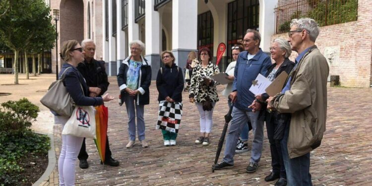 Schrijf een korte en pakkende titel in het Nederlands op basis van de onderstaande Facebooktekst: Stadswandeling Heerlen Centrum | 25 juli Van afgelegen dorpje in 1890 tot een van de rijkste steden van Nederland in de jaren vijftig, om twintig jaar later in hoog tempo af te glijden in een diepe afgrond. De geschiedenis van Heerlen mag gerust ‘roerig’ genoemd worden. Tijdens deze stadswandeling duik je in het verleden van de stad aan de hand van boeiende verhalen, bijzondere feiten en oude foto’s die Heerlen van toen tot leven brengen. Grote kans dat je na afloop met een heel andere blik door de straten van de stad wandelt. 📅 Zaterdag 25 juli 🕚 11:00 📍 Pancratiuskerk Gemeente Heerlen.    Gebruik normale Nederlandse hoofdletterregels:   – Begin de titel met een hoofdletter.   – Gebruik hoofdletters bij plaatsnamen of namen van personen.   – Schrijf de rest van de titel zoals gebruikelijk, zonder onnodige hoofdletters.  Geef alleen de titel terug. Geen uitleg of extra tekst.