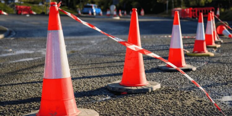 Schrijf een korte en pakkende titel in het Nederlands op basis van de onderstaande Facebooktekst: 🚧 𝗪𝗲𝗿𝗸𝘇𝗮𝗮𝗺𝗵𝗲𝗱𝗲𝗻 𝗮𝗮𝗻 𝗱𝗲 𝗡𝟮𝟴𝟭: 𝗵𝗼𝘂𝗱 𝗿𝗲𝗸𝗲𝗻𝗶𝗻𝗴 𝗺𝗲𝘁 𝗼𝗺𝗹𝗲𝗶𝗱𝗶𝗻𝗴𝗲𝗻 Ga je komend weekend op pad of bezoek je het WMC? Houd dan rekening met werkzaamheden aan de N281. Van vrijdag 17 juli 19.00 uur tot maandag 20 juli 7.00 uur werkt Provincie Limburg aan de weg tussen de A76 en verkeersplein Avantis. De toe- en afritten in dit gedeelte zijn tijdens de werkzaamheden afgesloten. Het verkeer wordt omgeleid via alternatieve routes. De omleidingen vind je in de BouwApp: https://debouw.app/…/n281-stadsautoweg-heerlen/update/166500 🚲 Ga je komend weekend naar het WMC? Kies dan, als dat mogelijk is, voor de fiets of het openbaar vervoer. Zo vermijd je de verkeersdrukte en mogelijke vertraging door de werkzaamheden aan de N281. Voor alle praktische informatie over het WMC, zoals parkeren, verkeer, bereikbaarheid en meer kijk je op www.kerkrade.nl/wmc.    Gebruik normale Nederlandse hoofdletterregels:   – Begin de titel met een hoofdletter.   – Gebruik hoofdletters bij plaatsnamen of namen van personen.   – Schrijf de rest van de titel zoals gebruikelijk, zonder onnodige hoofdletters.  Geef alleen de titel terug. Geen uitleg of extra tekst.