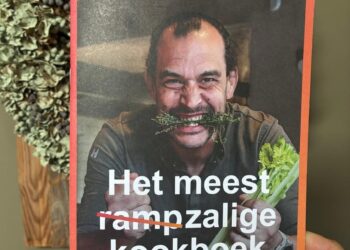 Schrijf een korte en pakkende titel in het Nederlands op basis van de onderstaande Facebooktekst: 🍲 Wat eet jij als de stroom uitvalt? Een bijzondere variant op Limburgs zoervleisj, tonijnwraps of een stevige linzensoep misschien? Veiligheidsregio Zuid-Limburg lanceert ‘Het meest rampzalige kookboek’: een kookboekje vol recepten en praktische tips voor de eerste 72 uur van een noodsituatie. Want voorbereid zijn hoeft niet ingewikkeld te zijn. Met een noodpakket, een noodplan, betrouwbare informatie én een beetje creativiteit kom je al een heel eind. Benieuwd naar het kookboek? Bij de receptie van het gemeentehuis, bij Op de Boor en De Rode beuk kun je een exemplaar ophalen.  Download de digitale versie via: 👉 www.zuidlimburgveilig.nl/blijf-72-uur-veilig #Blijf72UurVeilig #ZuidLimburgVeilig #Noodpakket #Voorbereid.    Gebruik normale Nederlandse hoofdletterregels:   – Begin de titel met een hoofdletter.   – Gebruik hoofdletters bij plaatsnamen of namen van personen.   – Schrijf de rest van de titel zoals gebruikelijk, zonder onnodige hoofdletters.  Geef alleen de titel terug. Geen uitleg of extra tekst.