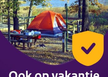Schrijf een korte en pakkende titel in het Nederlands op basis van de onderstaande Facebooktekst: 𝗢𝗽 𝗱𝗲 𝗰𝗮𝗺𝗽𝗶𝗻𝗴 𝗿𝗲𝗱𝗱𝗲𝗻 𝘄𝗲 𝗼𝗻𝘀 𝗽𝗿𝗶𝗺𝗮 𝘇𝗼𝗻𝗱𝗲𝗿 𝘀𝘁𝗿𝗼𝗼𝗺. 𝗛𝗼𝗲 𝘇𝗶𝘁 𝗱𝗮𝘁 𝘁𝗵𝘂𝗶𝘀? 🏕️ Op vakantie nemen we vaak een zaklamp, powerbank en wat extra eten mee. Heel normaal. Maar heb je die spullen ook in huis voor als de stroom langere tijd uitvalt? Voordat je Landgraaf even achter je laat, is het slim om je noodpakket te controleren. Dat kost maar een paar minuten en geeft rust. Zo ben je goed voorbereid, ook als er onverwachts iets gebeurt. 🔦Bekijk hier wat er in een noodpakket hoort: https://www.denkvooruit.nl/…/11/26/een-noodpakket-samenstel… Een goede voorbereiding geeft een gerust gevoel. Fijne vakantie! ☀️.    Gebruik normale Nederlandse hoofdletterregels:   – Begin de titel met een hoofdletter.   – Gebruik hoofdletters bij plaatsnamen of namen van personen.   – Schrijf de rest van de titel zoals gebruikelijk, zonder onnodige hoofdletters.  Geef alleen de titel terug. Geen uitleg of extra tekst.