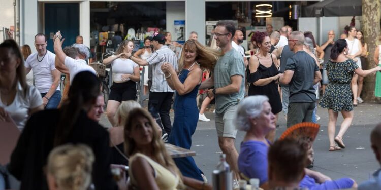 Schrijf een korte en pakkende titel in het Nederlands op basis van de onderstaande Facebooktekst: TropiCorio Salsa Bachata | 30 juli Zwoele latinritmes, dansende voeten en een vleugje vakantiegevoel vullen binnenkort weer het Wilhelminaplein in Heerlen. Tijdens de TropiCorio Salsa-Bachata Party verandert het plein in een bruisende dansvloer, waar liefhebbers van salsa en bachata samenkomen voor een zomerse avond in de buitenlucht. Op de opzwepende beats van DJ Limbo Latino wordt er gedanst, genoten en volop sfeer gemaakt. Trommel je vrienden op, trek je dansschoenen aan en beleef een onvergetelijke zomeravond onder de sterren. 📅 Donderdag 30 juli 🕙 19:00 – 22:30 📍 Wilhelminaplein Gemeente Heerlen.    Gebruik normale Nederlandse hoofdletterregels:   – Begin de titel met een hoofdletter.   – Gebruik hoofdletters bij plaatsnamen of namen van personen.   – Schrijf de rest van de titel zoals gebruikelijk, zonder onnodige hoofdletters.  Geef alleen de titel terug. Geen uitleg of extra tekst.
