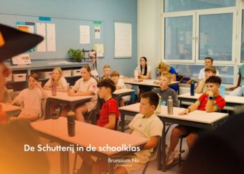 Schrijf een korte en pakkende titel in het Nederlands op basis van de onderstaande Facebooktekst: De Schutterij in de schoolklas 🥁 Het is één van de oudste en meest kleurrijke tradities in Limburg: de schutterij. Maar hoe breng je die traditie tot leven bij nieuwe generaties? Het antwoord: Schutterij in de klas! Het project ‘Schutterij in de klas’ laat kinderen op een laagdrempelige manier kennismaken met muziek, de verenigingen en lokale tradities. Het initiatief is het resultaat van een samenwerking tussen muziekschool SMK en Schutterij Sint Gregorius de Grote en laat zien hoe een eeuwenoude muziekcultuur nog altijd generaties met elkaar verbindt..    Gebruik normale Nederlandse hoofdletterregels:   – Begin de titel met een hoofdletter.   – Gebruik hoofdletters bij plaatsnamen of namen van personen.   – Schrijf de rest van de titel zoals gebruikelijk, zonder onnodige hoofdletters.  Geef alleen de titel terug. Geen uitleg of extra tekst.