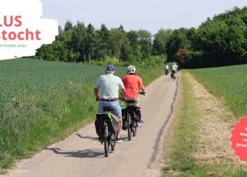 Schrijf een korte en pakkende titel in het Nederlands op basis van de onderstaande Facebooktekst: 𝗙𝗶𝗲𝘁𝘀 𝗺𝗲𝗲 𝗲𝗻 𝗯𝗹𝗶𝗷𝗳 𝘃𝗶𝘁𝗮𝗮𝗹! 🚴‍♀️ Geniet van een gezellige dag op de fiets tijdens de regionale 50PLUS Fietstocht op woensdag 2 september. De route van ongeveer 42 kilometer start en eindigt bij het BloteVoetenPark in Brunssum. Onderweg is er een pauzeplek waar koffie, thee en vlaai voor jullie klaarstaan. Met deze activiteit stimuleren de deelnemende gemeenten en partners gezond en actief ouder worden. Dat sluit aan bij onze ambitie om inwoners ook op latere leeftijd vitaal, gezond en zelfstandig te houden. 📅 Woensdag 2 september 2026 📍 Start en finish: BloteVoetenPark Brunssum 🚴 Route van circa 42 kilometer ☕ Inclusief koffie/thee en vlaai 💶 Deelname: € 7,50 p.p. (incl. verzorging onderweg) Aanmelden kan vanaf zaterdag 1 augustus via The Move Factory: https://themovefactory.nl/activiteit/50plus-fietstocht/.    Gebruik normale Nederlandse hoofdletterregels:   – Begin de titel met een hoofdletter.   – Gebruik hoofdletters bij plaatsnamen of namen van personen.   – Schrijf de rest van de titel zoals gebruikelijk, zonder onnodige hoofdletters.  Geef alleen de titel terug. Geen uitleg of extra tekst.