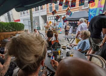 Schrijf een korte en pakkende titel in het Nederlands op basis van de onderstaande Facebooktekst: De eerste editie van ZoëmerWink Heële zit erop! ☀️ Bezoekers konden genieten van een zomerse markt, entertainment, een modeshow en winkelplezier in het centrum van Heerlen. Kijk mee terug naar het begin van deze nieuwe traditie. 📸 [ o ] luclodder fotografie.    Gebruik normale Nederlandse hoofdletterregels:   – Begin de titel met een hoofdletter.   – Gebruik hoofdletters bij plaatsnamen of namen van personen.   – Schrijf de rest van de titel zoals gebruikelijk, zonder onnodige hoofdletters.  Geef alleen de titel terug. Geen uitleg of extra tekst.