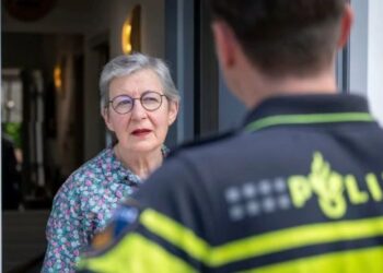 Schrijf een korte en pakkende titel in het Nederlands op basis van de onderstaande Facebooktekst: PAS OP VOOR NEPAGENTEN In onze gemeente zijn meerdere inwoners slachtoffer geworden van oplichters die zich voordoen als politieagent. Daarom waarschuwen wij iedereen: wees alert als iemand u belt of voor uw deur staat en zegt van de politie te zijn. Nepagenten proberen uw vertrouwen te winnen. Ze vertellen bijvoorbeeld dat er inbrekers actief zijn en dat zij uw geld, bankpas of sieraden ‘veilig willen bewaren’. Onthoud goed:  – De politie vraagt nooit om geld, een bankpas, pincode of     sieraden af te geven. – Laat iemand die u niet vertrouwt niet binnen. – Vraag altijd om een politielegitimatie. Ook als iemand een     uniform draagt. – Twijfelt u? Sluit de deur en bel direct 112.    De meldkamer kan controleren of het om een echte agent gaat. – Heeft u al iets afgegeven? Bel dan direct uw bank en de politie. Bent u slachtoffer geworden of hebben nepagenten geprobeerd  u op te lichten?  Neem dan altijd contact op met de politie. Deze oplichters gaan geraffineerd te werk en kunnen heel overtuigend overkomen. Uw melding kan helpen om nieuwe slachtoffers te voorkomen. Praat hierover ook met uw ouders, grootouders, buren en andere mensen in uw omgeving. Door elkaar te waarschuwen, kunnen we nieuwe slachtoffers helpen voorkomen. Meer informatie:  https://www.politie.nl/info…/hoe-herken-ik-een-nepagent.html  Deel dit bericht alstublieft. Foto: politie.nl.    Gebruik normale Nederlandse hoofdletterregels:   – Begin de titel met een hoofdletter.   – Gebruik hoofdletters bij plaatsnamen of namen van personen.   – Schrijf de rest van de titel zoals gebruikelijk, zonder onnodige hoofdletters.  Geef alleen de titel terug. Geen uitleg of extra tekst.