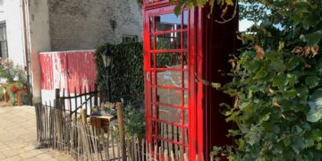 Ophef over telefooncel in tuin Klimmen