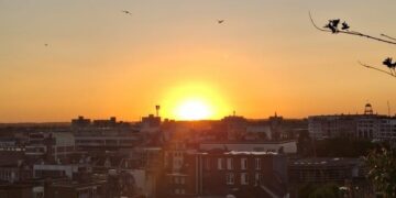 Schrijf een korte en pakkende titel in het Nederlands op basis van de onderstaande Facebooktekst: Silence on the rooftop | Meerdere data Hoog boven de drukte van Heerlen-centrum ontstaat een plek waar stilte en rust samenkomen. Tijdens Silence on the rooftop in de StadsDAKtuin kun je elke twee weken even ontsnappen aan de dagelijkse hectiek en genieten van een moment voor jezelf, met de stad aan je voeten. Geen afleiding, geen verwachtingen, maar ruimte om op te laden, te ontspannen en in alle rust te genieten van het uitzicht.  📅 9 & 16 augustus: 10 – 12 uur 📅 23 augustus: 20 – 21 uur 📅 6 september: 19 uur – 20 uur 📅 4 & 18 oktober: 10 – 12 uur 📍 StadsDAKtuin  Je kunt je gratis aanmelden via het Facebook-account van Sarah Dassen. Gemeente Heerlen Stadstuin Heerlen.    Gebruik normale Nederlandse hoofdletterregels:   – Begin de titel met een hoofdletter.   – Gebruik hoofdletters bij plaatsnamen of namen van personen.   – Schrijf de rest van de titel zoals gebruikelijk, zonder onnodige hoofdletters.  Geef alleen de titel terug. Geen uitleg of extra tekst.
