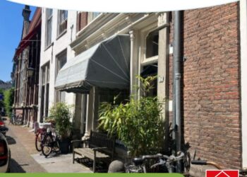 Schrijf een korte en pakkende titel in het Nederlands op basis van de onderstaande Facebooktekst: Op warme dagen kan de temperatuur in huis flink oplopen. Toch hoef je niet meteen naar een airco te grijjpen. Die verbruiken veel energie en kunnen het elektriciteitsnet extra belasten. Met deze eenvoudige, gratis tips houd je je woning ook koel: Zon buiten houden is het belangrijkste ☀️ Zet overdag ramen, gordijnen, rolluiken of luxaflex dicht als de zon op het raam staat. Dit is effectiever dan achteraf proberen te koelen. Buitenzonwering werkt trouwens twee keer zo goed als zonwering aan de binnenkant.  Ventileer slim🚪 Zet ramen en deuren pas open als de binnentemperatuur hoger is dan buiten: vroeg in de ochtend en ’s avonds laat of ’s nachts. Zet dan ramen en deuren tegen elkaar open voor een goede luchtstroom.  Warmtebronnen vermijden 🥘 Een oven of fornuis verwarmt de keuken flink. Kies op warme dagen voor een salade of gebruik de barbecue buiten. Apparaten zoals de wasmachine en vaatwasser zet je pas ’s avonds laat aan.  Heb je nog vragen over hoe jij je huis koel en energiezuinig kan houden? Onze adviseurs helpen je graag – loop eens binnen bij de WoonWijzerWinkel Limburg – jouw energieloket..    Gebruik normale Nederlandse hoofdletterregels:   – Begin de titel met een hoofdletter.   – Gebruik hoofdletters bij plaatsnamen of namen van personen.   – Schrijf de rest van de titel zoals gebruikelijk, zonder onnodige hoofdletters.  Geef alleen de titel terug. Geen uitleg of extra tekst.