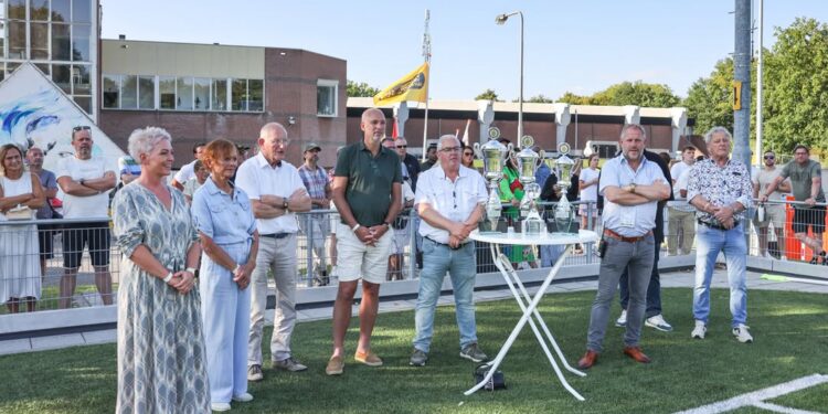 Schrijf een korte en pakkende titel in het Nederlands op basis van de onderstaande Facebooktekst: Van vrijdag 7 augustus tot en met zondag 9 augustus vindt het Jacques Koole Toernooi plaats op Sportpark Kaalheide! Op vrijdag wordt een wedstrijd gespeeld tussen oud-spelers van Roda JC Kerkrade en veteranen uit het Kerkraadse amateurvoetbal. Op zaterdag staat de Beleef Kerkrade Cup op het programma en op zondag wordt een toernooi gespeeld tussen jeugdteams van profclubs uit verschillende landen. Kom gerust een kijkje nemen! ⚽. Gebruik normale Nederlandse hoofdletterregels: – Begin de titel met een hoofdletter. – Gebruik hoofdletters bij plaatsnamen of namen van personen. – Schrijf de rest van de titel zoals gebruikelijk, zonder onnodige hoofdletters. Geef alleen de titel terug. Geen uitleg of extra tekst.