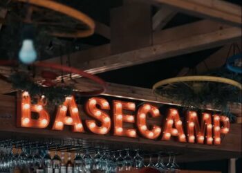 Maak een aansprekende titel bij dit bericht. Plaats geen andere tekst in de titel.𝘽𝙖𝙨𝙚𝘾𝙖𝙢𝙥: de nieuwe hotspot van Parkstad. Goed eten, heerlijke cocktails, ambachtelijke pizza’s en smaakvolle gr…