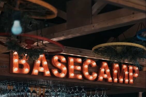 Maak een aansprekende titel bij dit bericht. Plaats geen andere tekst in de titel.𝘽𝙖𝙨𝙚𝘾𝙖𝙢𝙥: de nieuwe hotspot van Parkstad. Goed eten, heerlijke cocktails, ambachtelijke pizza’s en smaakvolle gr…