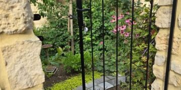 Schrijf een korte en pakkende titel in het Nederlands op basis van de onderstaande Facebooktekst: Gluren bij de buren in Craubeek? Dat mag tijdens Open Hofjesdag 2026! 🌿 Op meer dan 10 locaties openen bewoners hun bijzondere hofjes en tuinen voor publiek. Geniet van kunst, ambacht, een foto-expositie en leuke activiteiten voor kinderen. 📆 23 augustus 2026  🕚 11.00 – 17.00 uur  🎟 Gratis toegang Kom ontdekken wat er schuilgaat achter de poorten van Craubeek! Kijk voor meer informatie op: https://www.voerendaal.nl/…/nieuwe-editie-open-hofjesdag-in….    Gebruik normale Nederlandse hoofdletterregels:   – Begin de titel met een hoofdletter.   – Gebruik hoofdletters bij plaatsnamen of namen van personen.   – Schrijf de rest van de titel zoals gebruikelijk, zonder onnodige hoofdletters.  Geef alleen de titel terug. Geen uitleg of extra tekst.
