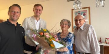 Schrijf een korte en pakkende titel in het Nederlands op basis van de onderstaande Facebooktekst: 💚 𝗛𝘂𝘄𝗲𝗹𝗶𝗷𝗸𝘀𝗷𝘂𝗯𝗶𝗹𝗲𝗮 Afgelopen week mochten we drie bijzondere huwelijksjubilea vieren. Wat een prachtige mijlpalen!  Van harte gefeliciteerd aan: 💍 Echtpaar Hendrix – Janssen 65 jaar getrouwd 💍 Echtpaar Franken – Doek 60 jaar getrouwd 💍 Echtpaar Bastin – Kerens 65 jaar getrouwd  Namens de gemeente brachten wethouders Stijn Kropman en Ron Erkens een bezoek aan het jubilerende echtpaar. Zij feliciteerden hen met een bloemetje en vierden deze bijzondere dag samen.  💐Wij wensen alle jubilarissen nog heel veel mooie, gezonde en liefdevolle jaren samen!.    Gebruik normale Nederlandse hoofdletterregels:   – Begin de titel met een hoofdletter.   – Gebruik hoofdletters bij plaatsnamen of namen van personen.   – Schrijf de rest van de titel zoals gebruikelijk, zonder onnodige hoofdletters.  Geef alleen de titel terug. Geen uitleg of extra tekst.