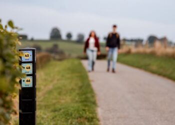 Schrijf een korte en pakkende titel in het Nederlands op basis van de onderstaande Facebooktekst: Erop uit in de zomervakantie! Stippel zelf de mooiste wandelingen uit met Knopen Lopen! 🚶 Via knopenlopenzuidlimburg.nl stel je je route samen. Wandel langs knooppunten, die onderweg met bordjes zijn aangegeven.  Bij de VVV in HuB.Kerkrade zijn knooppuntenkaarten en themaroutes verkrijgbaar. Trek dus je wandelschoenen aan en ga lekker op pad! 🥾.    Gebruik normale Nederlandse hoofdletterregels:   – Begin de titel met een hoofdletter.   – Gebruik hoofdletters bij plaatsnamen of namen van personen.   – Schrijf de rest van de titel zoals gebruikelijk, zonder onnodige hoofdletters.  Geef alleen de titel terug. Geen uitleg of extra tekst.