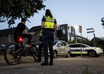 Schrijf een korte en pakkende titel in het Nederlands op basis van de onderstaande Facebooktekst: 𝐁𝐮𝐫𝐠𝐞𝐦𝐞𝐞𝐬𝐭𝐞𝐫 𝐖𝐞𝐯𝐞𝐫 𝐧𝐞𝐞𝐦𝐭 𝐞𝐱𝐭𝐫𝐚 𝐦𝐚𝐚𝐭𝐫𝐞𝐠𝐞𝐥𝐞𝐧 𝐭𝐞𝐠𝐞𝐧 𝐣𝐞𝐮𝐠𝐝𝐨𝐯𝐞𝐫𝐥𝐚𝐬𝐭 𝐇𝐞𝐞𝐫𝐥𝐞𝐫𝐡𝐞𝐢𝐝𝐞 In de afgelopen weken trokken buurtbewoners bij de burgemeester aan de bel over de jeugdoverlast en het onveilige gevoel dat zij ervaren. Mensen worden bekogeld met eieren en stenen, portieren van rijdende auto’s worden opengetrokken en soms worden willekeurige personen uitgescholden, geschopt en geslagen. Het betreft een groep jongeren die zich hoofdzakelijk op fietsen verplaatst en voor een groot deel op scooters. Burgemeester Roel Wever heeft daarom samen met de politie extra maatregelen genomen. Zo zijn de afgelopen weken 13 gebiedsontzeggingen opgelegd. Ook zijn jongeren aangehouden, boetes uitgedeeld en zijn drugs, een wapen en scooters in beslag genomen. De gemeente en politie blijven de situatie nauw volgen. Als de overlast doorgaat, kunnen extra maatregelen worden genomen, zoals meer gebiedsverboden en cameratoezicht. Lees het volledige bericht op www.heerlen.nl/burgemeester-pakt-jeugdoverlast-heerlerheide…. Gebruik normale Nederlandse hoofdletterregels: – Begin de titel met een hoofdletter. – Gebruik hoofdletters bij plaatsnamen of namen van personen. – Schrijf de rest van de titel zoals gebruikelijk, zonder onnodige hoofdletters. Geef alleen de titel terug. Geen uitleg of extra tekst.