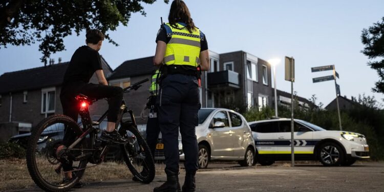 Schrijf een korte en pakkende titel in het Nederlands op basis van de onderstaande Facebooktekst: 𝐁𝐮𝐫𝐠𝐞𝐦𝐞𝐞𝐬𝐭𝐞𝐫 𝐖𝐞𝐯𝐞𝐫 𝐧𝐞𝐞𝐦𝐭 𝐞𝐱𝐭𝐫𝐚 𝐦𝐚𝐚𝐭𝐫𝐞𝐠𝐞𝐥𝐞𝐧 𝐭𝐞𝐠𝐞𝐧 𝐣𝐞𝐮𝐠𝐝𝐨𝐯𝐞𝐫𝐥𝐚𝐬𝐭 𝐇𝐞𝐞𝐫𝐥𝐞𝐫𝐡𝐞𝐢𝐝𝐞 In de afgelopen weken trokken buurtbewoners bij de burgemeester aan de bel over de jeugdoverlast en het onveilige gevoel dat zij ervaren. Mensen worden bekogeld met eieren en stenen, portieren van rijdende auto’s worden opengetrokken en soms worden willekeurige personen uitgescholden, geschopt en geslagen. Het betreft een groep jongeren die zich hoofdzakelijk op fietsen verplaatst en voor een groot deel op scooters. Burgemeester Roel Wever heeft daarom samen met de politie extra maatregelen genomen. Zo zijn de afgelopen weken 13 gebiedsontzeggingen opgelegd. Ook zijn jongeren aangehouden, boetes uitgedeeld en zijn drugs, een wapen en scooters in beslag genomen. De gemeente en politie blijven de situatie nauw volgen. Als de overlast doorgaat, kunnen extra maatregelen worden genomen, zoals meer gebiedsverboden en cameratoezicht. Lees het volledige bericht op www.heerlen.nl/burgemeester-pakt-jeugdoverlast-heerlerheide…. Gebruik normale Nederlandse hoofdletterregels: – Begin de titel met een hoofdletter. – Gebruik hoofdletters bij plaatsnamen of namen van personen. – Schrijf de rest van de titel zoals gebruikelijk, zonder onnodige hoofdletters. Geef alleen de titel terug. Geen uitleg of extra tekst.