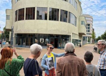 Schrijf een korte en pakkende titel in het Nederlands op basis van de onderstaande Facebooktekst: Herinneringswandeling | 15 augustus Wie het Heerlen van vroeger nog kent, zal tijdens deze wandeling ongetwijfeld de nodige herinneringen tegenkomen. Van bruisende winkels en warenhuizen tot het uitbundige uitgaansleven en gebouwen die inmiddels alleen nog op oude foto’s bestaan. Voor wie die tijd niet heeft meegemaakt, is het juist een ontdekkingstocht door een stad die door de jaren heen flink is veranderd. Een wandeling vol verhalen en herkenning die je met een andere blik naar Heerlen laat kijken. 📅 Zaterdag 15 augustus 🕙 Start 11:00 📍 Pancratiuskerk Gemeente Heerlen.    Gebruik normale Nederlandse hoofdletterregels:   – Begin de titel met een hoofdletter.   – Gebruik hoofdletters bij plaatsnamen of namen van personen.   – Schrijf de rest van de titel zoals gebruikelijk, zonder onnodige hoofdletters.  Geef alleen de titel terug. Geen uitleg of extra tekst.