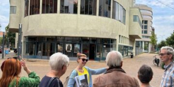 Schrijf een korte en pakkende titel in het Nederlands op basis van de onderstaande Facebooktekst: Herinneringswandeling | 15 augustus Wie het Heerlen van vroeger nog kent, zal tijdens deze wandeling ongetwijfeld de nodige herinneringen tegenkomen. Van bruisende winkels en warenhuizen tot het uitbundige uitgaansleven en gebouwen die inmiddels alleen nog op oude foto’s bestaan. Voor wie die tijd niet heeft meegemaakt, is het juist een ontdekkingstocht door een stad die door de jaren heen flink is veranderd. Een wandeling vol verhalen en herkenning die je met een andere blik naar Heerlen laat kijken. 📅 Zaterdag 15 augustus 🕙 Start 11:00 📍 Pancratiuskerk Gemeente Heerlen.    Gebruik normale Nederlandse hoofdletterregels:   – Begin de titel met een hoofdletter.   – Gebruik hoofdletters bij plaatsnamen of namen van personen.   – Schrijf de rest van de titel zoals gebruikelijk, zonder onnodige hoofdletters.  Geef alleen de titel terug. Geen uitleg of extra tekst.