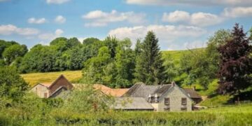 Schrijf een korte en pakkende titel in het Nederlands op basis van de onderstaande Facebooktekst: 📸 Het allermooiste plaatje van Simpelveld: wie wordt de winnaar? Vorig jaar zijn we gestart met onze fotowedstrijd ‘Het mooiste plaatje van Simpelveld’, en we zijn overweldigd door de vele en enthousiaste reacties. Massaal trokken jullie eropuit om de meest magische plekjes van onze gemeente vast te leggen. Meer dan 600 schitterende foto’s hebben we ontvangen! Uit elk seizoen hebben jullie inmiddels een prachtige winnaar gekozen. Nu is de laatste keuze ook aan jullie: wie wordt de absolute hoofdprijs-winnaar?  🏆 De hoofdprijs: de cover van 2027! Welk beeld raakt jou het meest? Welke foto laat écht ‘Simpelveld’ zien? Naast de eeuwige roem en een eervolle vermelding, wacht de winnaar een fantastische kers op de taart: deze foto gaat in 2027 schitteren op de cover van onze gemeentegids! 🗳️ Breng nú je stem uit! Laat je stem horen en bepaal mee! Stemmen is heel eenvoudig: • Online: Ga snel naar www.simpelveld.nl, bewonder de 4 seizoenswinnaars en breng direct je stem uit. Dit kan tot en met 2 september • Offline stemmen: Bel ons via 045 5448383 of kom langs in het gemeentehuis. In de hal worden de 4 geselecteerde foto’s tijdelijk geëxposeerd. Kom ze dus vooral ‘in levende lijve’ bewonderen voordat je je keuze maakt. Je bent van harte welkom tijdens openingstijden!.    Gebruik normale Nederlandse hoofdletterregels:   – Begin de titel met een hoofdletter.   – Gebruik hoofdletters bij plaatsnamen of namen van personen.   – Schrijf de rest van de titel zoals gebruikelijk, zonder onnodige hoofdletters.  Geef alleen de titel terug. Geen uitleg of extra tekst.