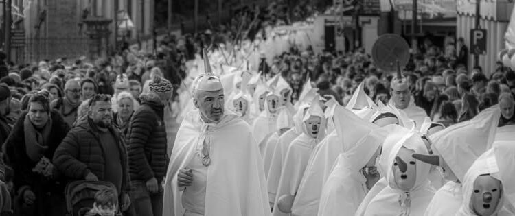 Schrijf een korte en pakkende titel in het Nederlands op basis van de onderstaande Facebooktekst: Foto-expositie van fotoclub Zuiderlicht: Zie jij wat wij zien? | 20 t/m 23 augustus Wat maakt een foto bijzonder? De leden van Fotoclub Zuyderlicht laten tijdens deze expositie met hun eigen stijl en visie zien wat zij in de wereld bijzonder vinden. Van natuur en landschappen tot stad en architectuur en van mens en moment tot spelen met licht en structuren. Iedere fotograaf kijkt op een eigen manier en juist die verschillende perspectieven maken de tentoonstelling zo veelzijdig. Kijk niet alleen naar de foto’s, maar laat je uitnodigen om ze écht te zien. 📅 Donderdag 20 t/m zondag 23 augustus 🕙 11:00 – 17:00 📍 De Nieuwe Gallerij Gemeente Heerlen. Gebruik normale Nederlandse hoofdletterregels: – Begin de titel met een hoofdletter. – Gebruik hoofdletters bij plaatsnamen of namen van personen. – Schrijf de rest van de titel zoals gebruikelijk, zonder onnodige hoofdletters. Geef alleen de titel terug. Geen uitleg of extra tekst.