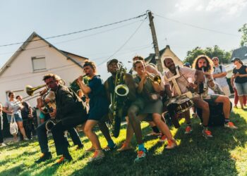 Schrijf een korte en pakkende titel in het Nederlands op basis van de onderstaande Facebooktekst: CULTURA NOVA komt dit jaar met de voorstelling 95% Mortel van Cie. du Coin naar SIMPELVELD 📍 Zaterdag 5 september om 19:00 uur 📍 Markt Simpelveld 📍 Entree gratis Laat je meevoeren door de krachtige klanken van 95% Mortel van Cie. du Coin! Van vrijdag 28 augustus tot zondag 6 september barst de 35ste editie van zomerfestival Cultura Nova weer los in Parkstad. Tien dagen lang presenteert Cultura Nova spectaculaire cross-overs en vormt Heerlen en omgeving het decor voor adembenemende voorstellingen op verrassende locaties. Zo strijkt op zaterdag 5 september om 19.00 uur op de markt in Simpelveld en op zondag 6 september om 16.00 uur in Furenthela in Voerendaal het Franse straattheater- en muziekgezelschap Cie. du Coin neer met de voorstelling 95% Mortel. Wat gebeurt er wanneer dromen botsen met de werkelijkheid, maar de hoop blijft bestaan? Het Franse straattheater- en muziekgezelschap Cie. du Coin geeft daarop een verrassend en energiek antwoord met 95% Mortel, een muzikale straatvoorstelling. Met een koperensemble en twee percussionisten creëren de Franse straatkunstenaars een voorstelling die klein begint, maar zich gaandeweg ontwikkelt tot een meeslepende ervaring waarin publiek en performers samen worden meegenomen in een krachtige, polyfone finale. Muziek, beweging en interactie vormen de bouwstenen van een voorstelling die raakt, verrast en verbindt.  95% Mortel verbeeldt de dromen, successen, teleurstellingen en tegenslagen van een generatie die de wereld wilde veranderen. Een generatie die moest erkennen dat de tijd soms sneller verandert dan zijzelf, maar die ondanks alles blijft geloven in de kracht van verbeelding, schoonheid en verandering..    Gebruik normale Nederlandse hoofdletterregels:   – Begin de titel met een hoofdletter.   – Gebruik hoofdletters bij plaatsnamen of namen van personen.   – Schrijf de rest van de titel zoals gebruikelijk, zonder onnodige hoofdletters.  Geef alleen de titel terug. Geen uitleg of extra tekst.